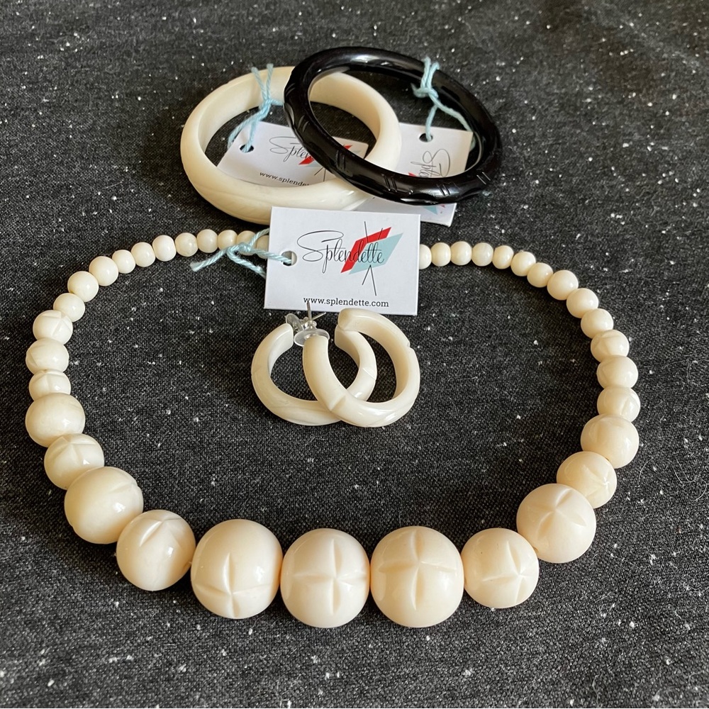 Splendette Black & Daisy (white) Fakelite Set